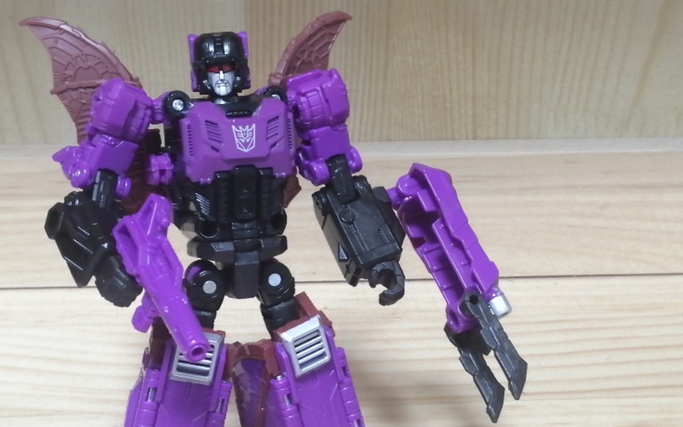 变形金刚idw头领战士蝙蝠魔把玩