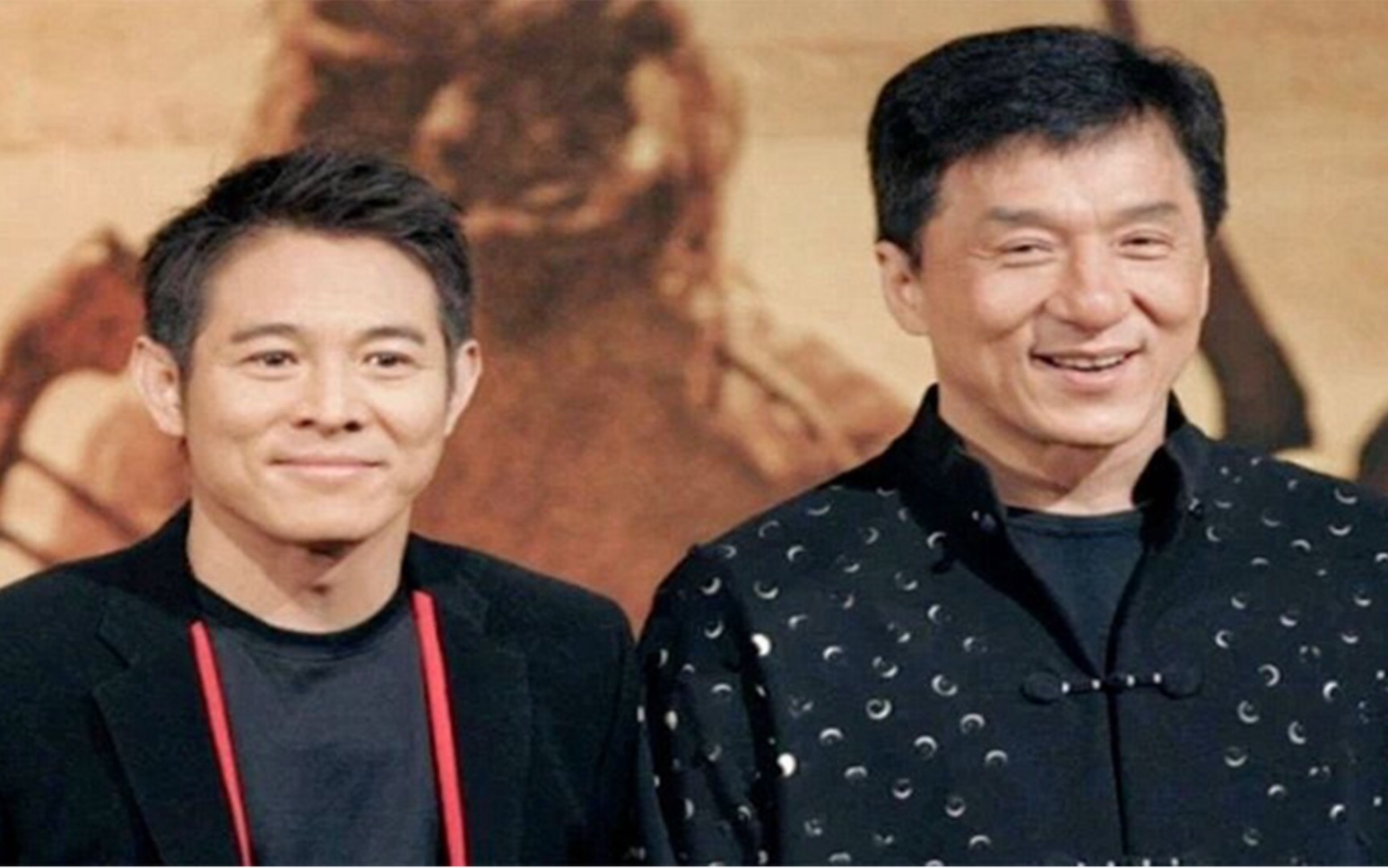 主持人问李连杰:你和成龙的功夫谁更厉害?李连杰的回答全场沸腾