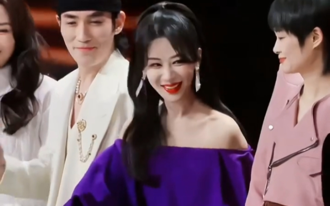 杨紫微博之夜最后大合照,拍按钮之后笑得好开心呀!