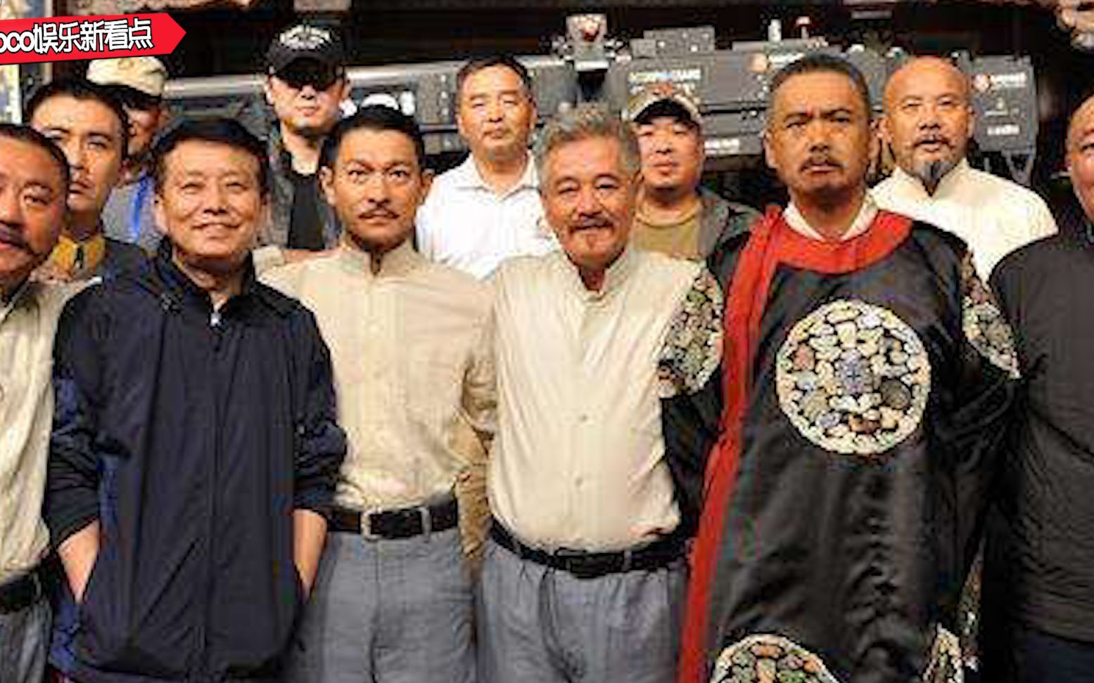 看看他和谁合影就知道了!网友:不敢惹