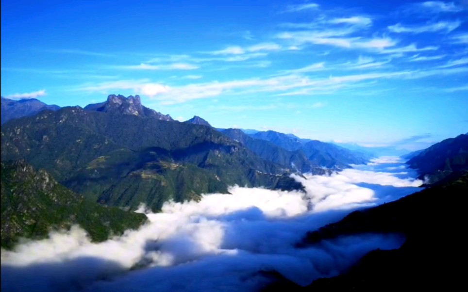 皇冠山下,老姆登云海,如咆哮的怒江在峡谷上面奔腾.