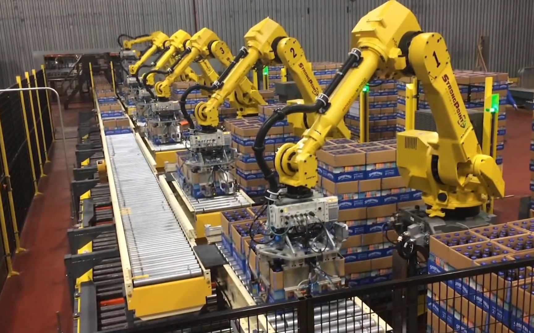 注视未来发那科工业机器人搬运饮料