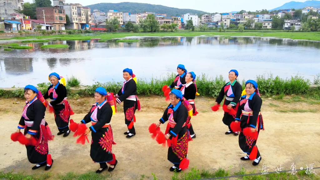 [图]桂林全州东山瑶族乡上塘村瑶族欢乐舞，瑶族姑娘们欢聚时刻开开心心唱唱跳跳#能歌善舞的民族 #助力乡村振兴 #请到我的家乡来 #瑶族#民族特色民族文化