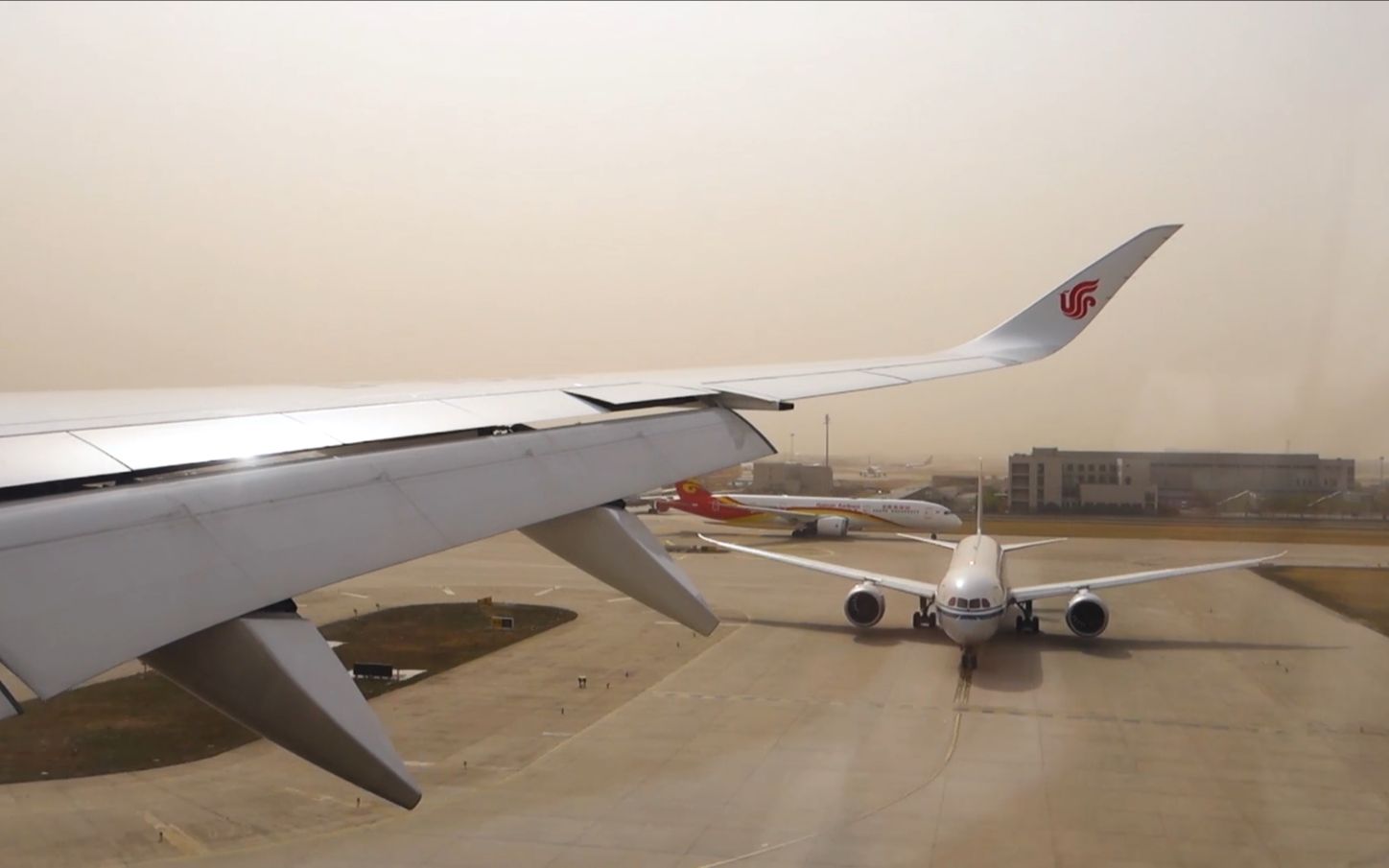 【高清原声】襟翼视角 - 大风扬沙天气,国航a350北京首都机场降落