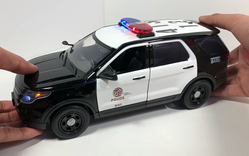 国外警车爱好者展示1:18lapd福特探险者_哔哩哔哩_bilibili