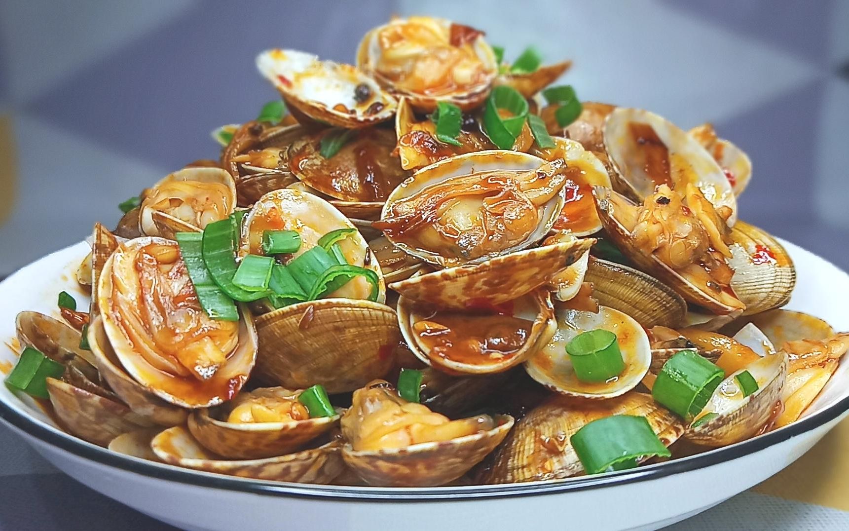 爆炒花蛤的做法和让花蛤快速吐沙的3个小技巧,一看就会值得收藏