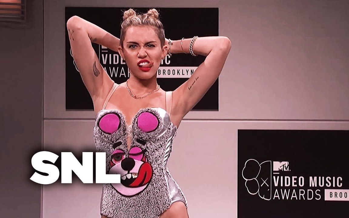 【双语字幕】Miley Cyrus麦莉ⷮŠ赛勒斯SNL周六夜现场|以一己之力让漂亮国灭亡的麦莉?当年轰动一时的VMA表演,后台究竟发生了什么?哔哩哔哩bilibili