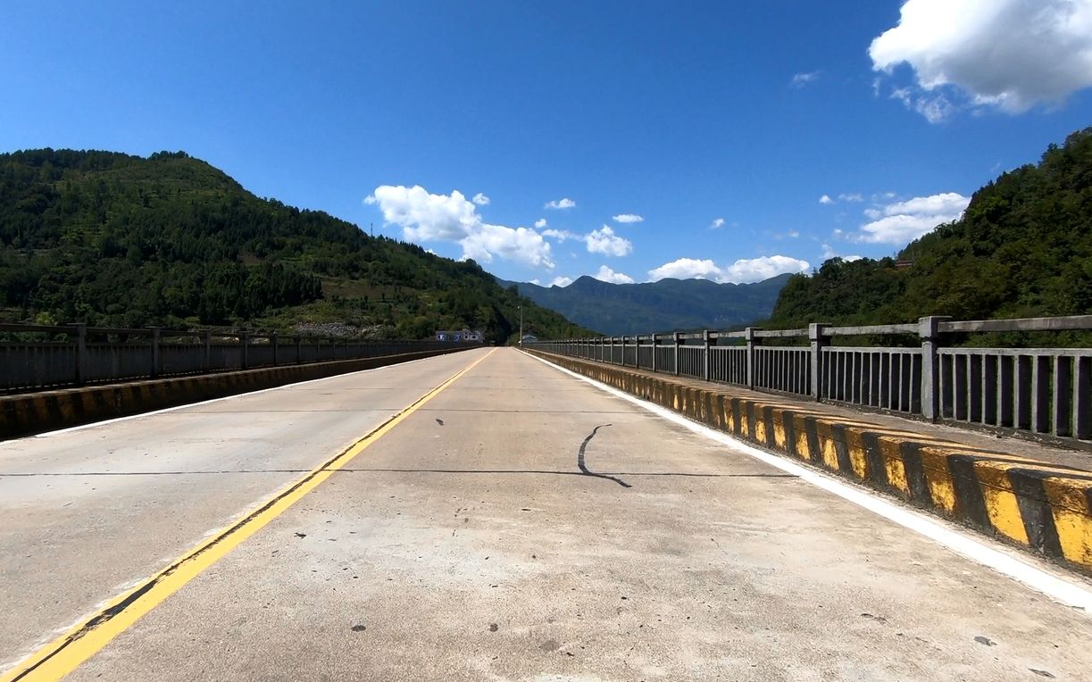 重庆319国道,武陵山路段,风景很漂亮,适合自驾游