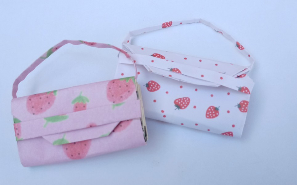 手工折纸一款简单漂亮的芭比娃娃包包