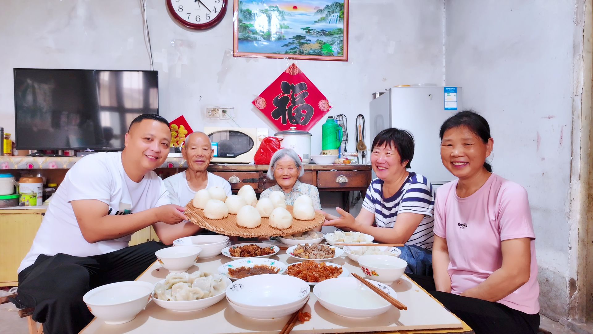 回老家,大姐三姐蒸一锅豆沙包,媳妇和父母包饺子,满满的幸福哔哩哔哩bilibili