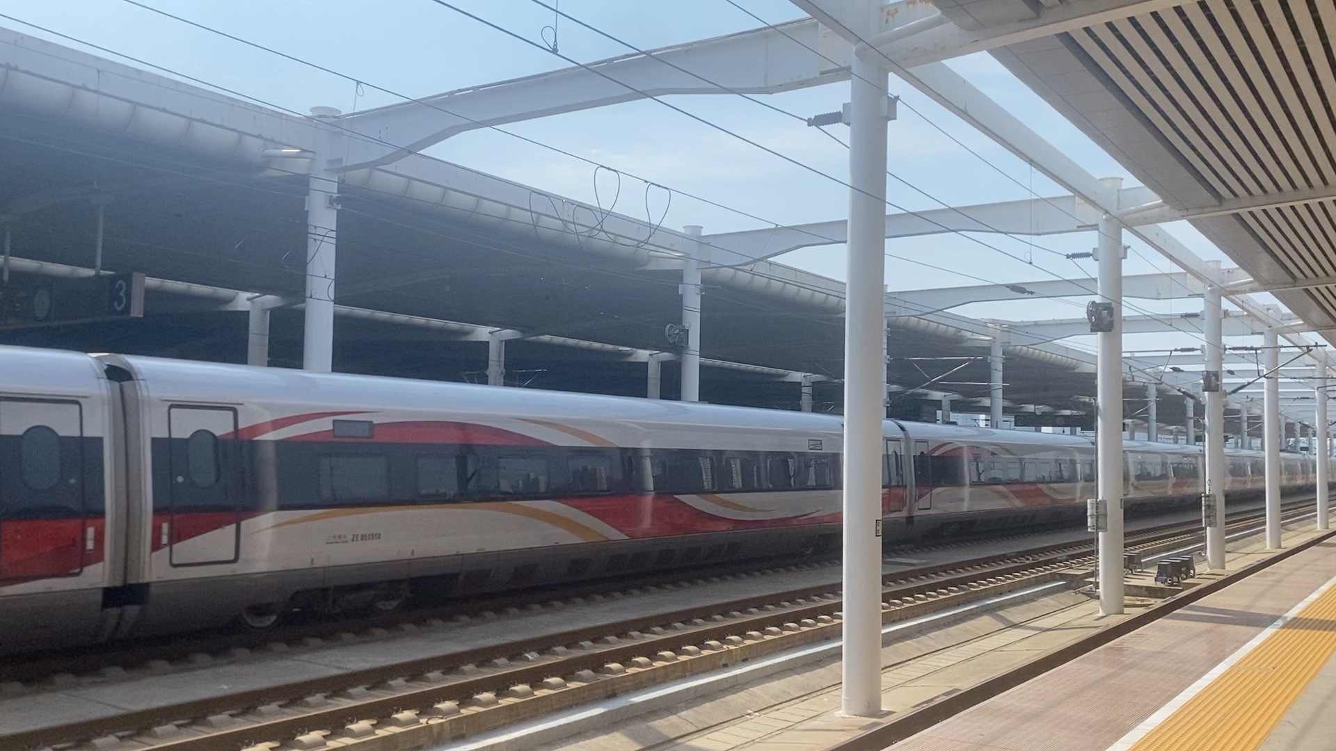 cr400bf-az-0515担任由北京西开往广州南的g77次列车正线通过邯郸东站