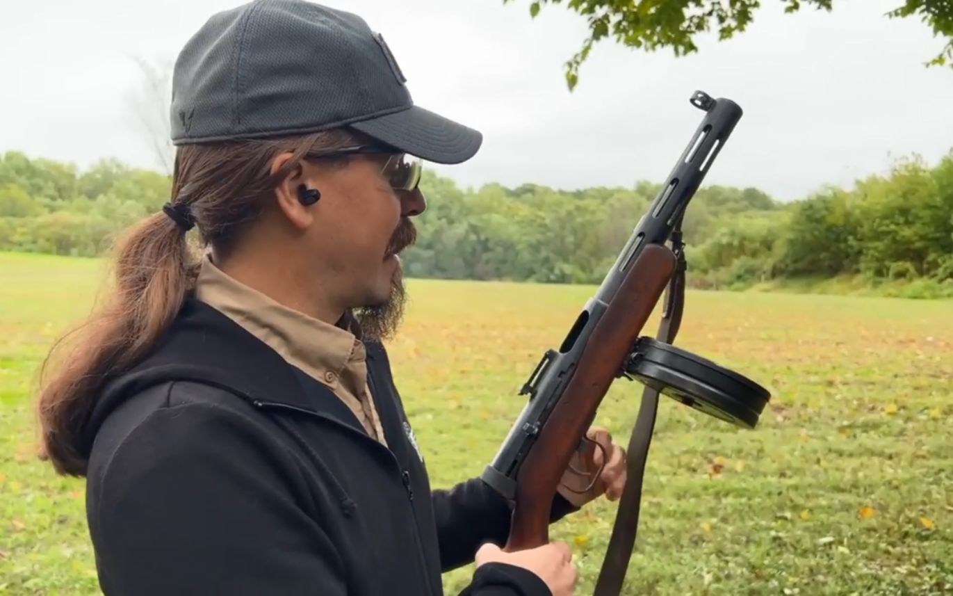 "波波沙"的上一代,苏联"捷格加廖夫手提式机枪",又称ppd-40