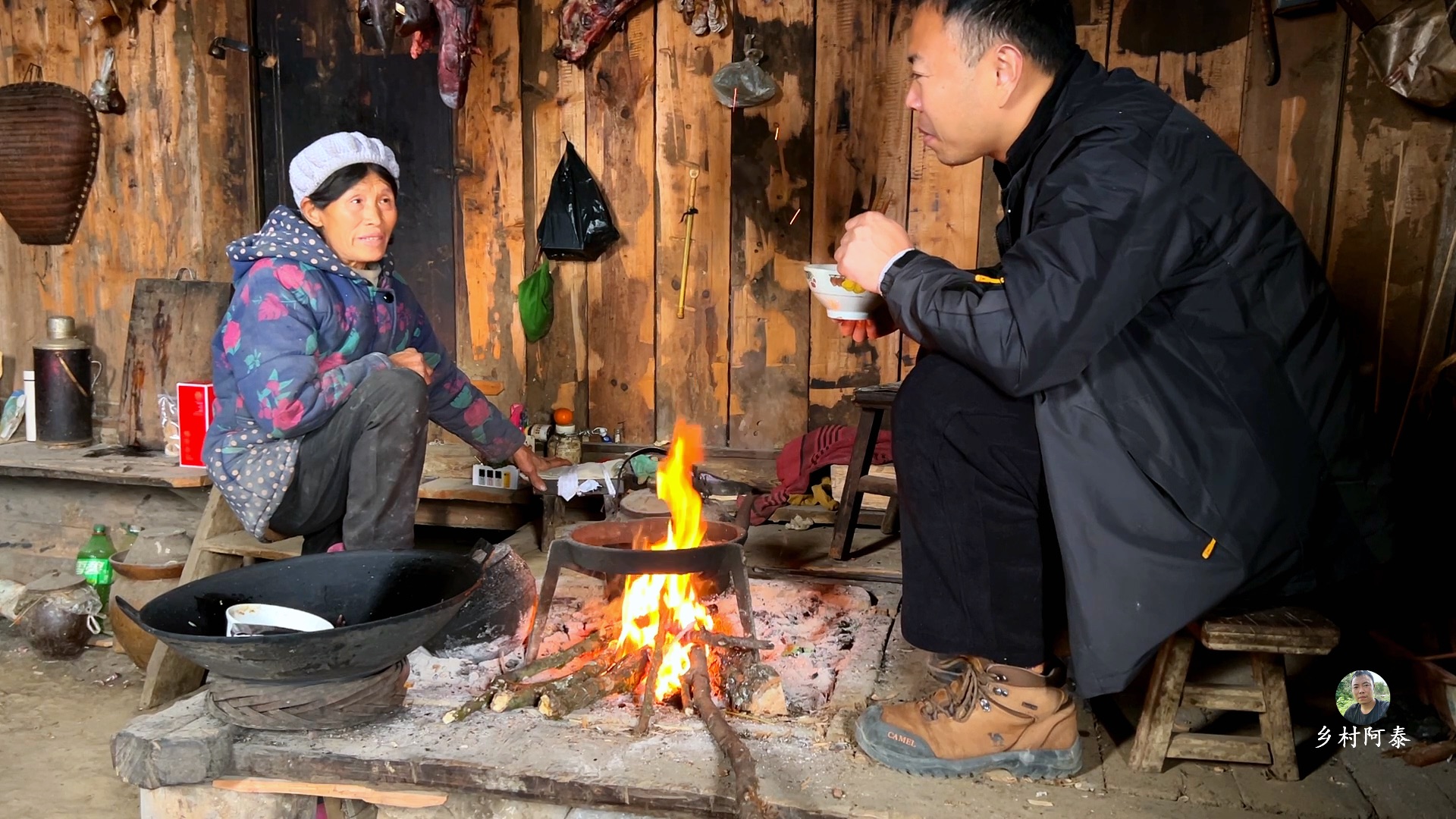 探访悬崖边的几户人家,大娘家熏了好多腊肉,这里环境真是漂亮