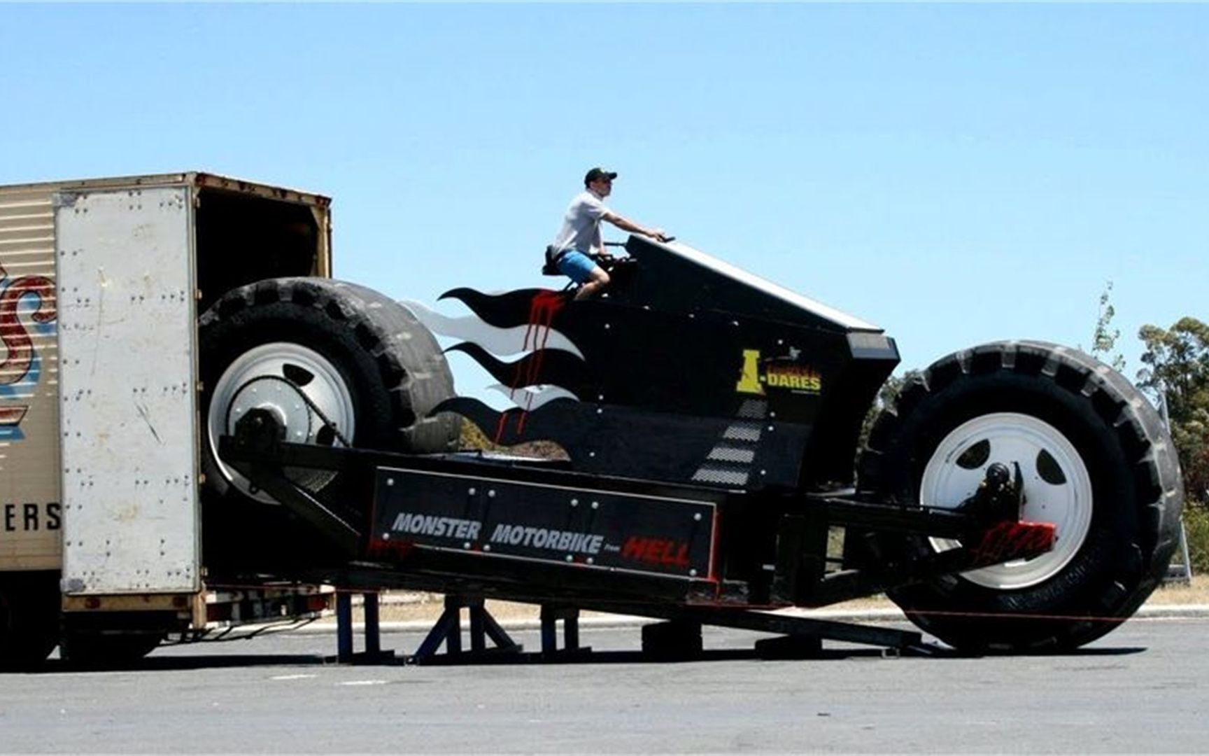 全球最重的摩托车,重量高达14吨,瞬间将汽车压成铁饼!