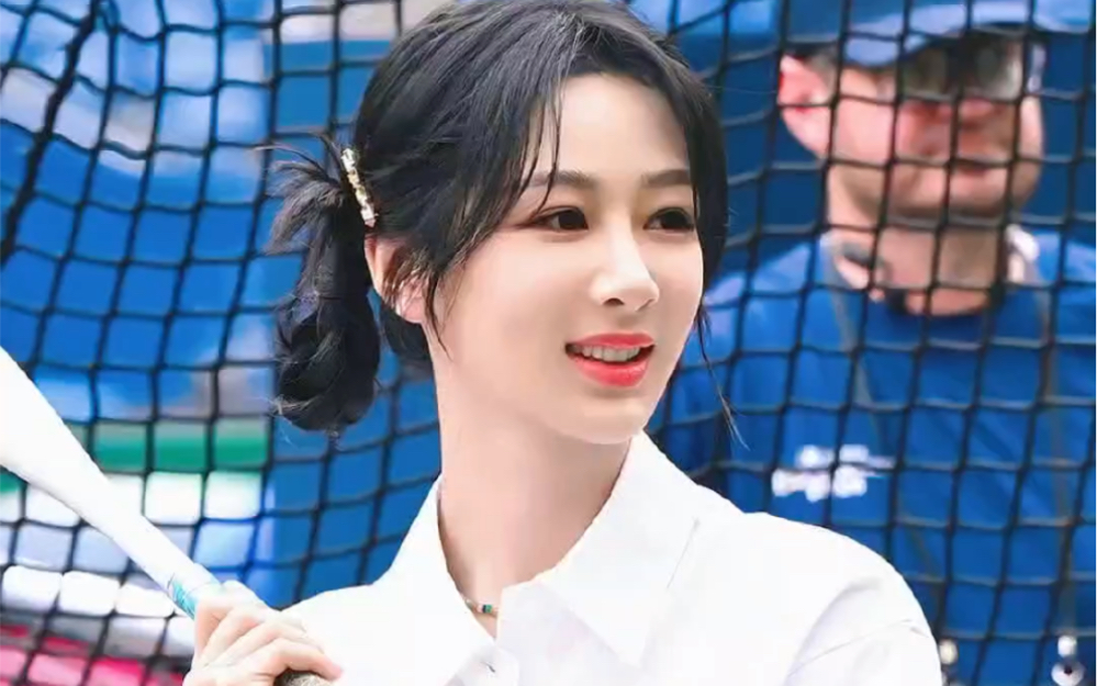 杨紫白衬衫双丸子头# 可可爱爱,漂漂亮亮,活力满满,永远18岁@杨紫