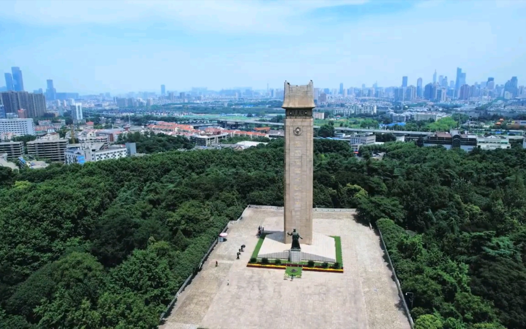 [图]《老子》第六十七章 我有三宝，持而保之。一曰慈，二曰俭，三曰不敢为天下先。慈故能勇。俭故能广。不敢为天下先，故能成器长。