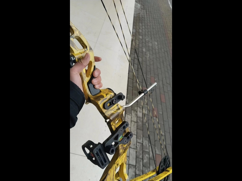 猎隼3镁合金弓把,牢固,耐用重量轻;玻璃钢弓片,受力弯曲变化一致;ciii