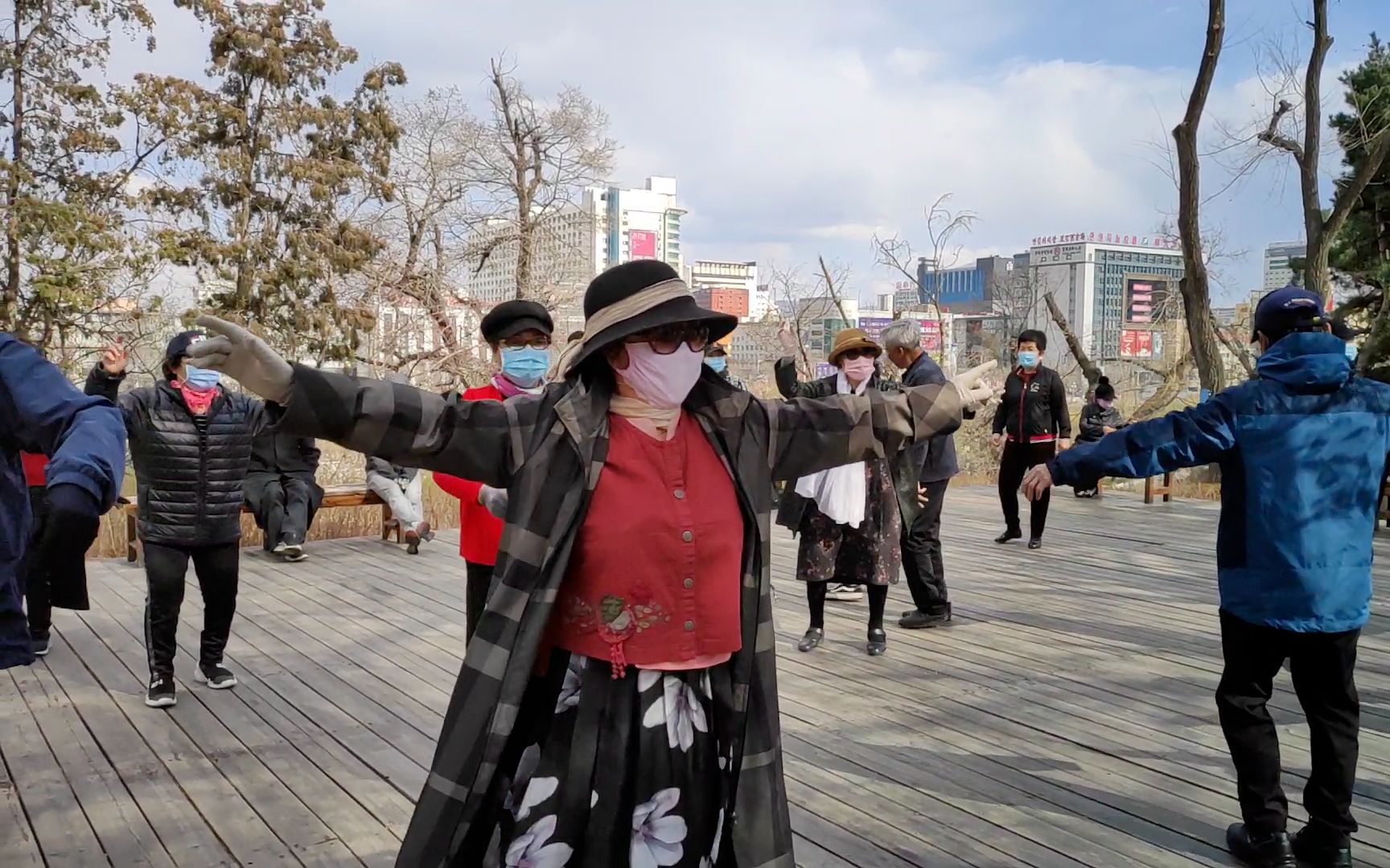 看这位朝鲜族大妈广场舞舞姿年轻时肯定是大姐大 延边延吉公园_哔哩