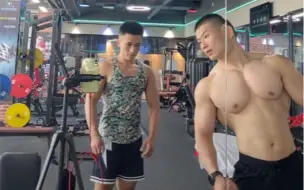 Video herunterladen: 肌肉男大叔肌肉男教练胸肌训练，馒头胸肌是怎么练出来的，肌肉猛男