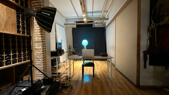 西安雁塔区出租小型摄影棚配备有灯光相机提词器电视