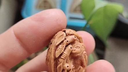 桃核雕刻一只小猴子,看看它在瞅啥