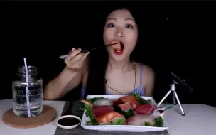 Скачать видео: 【MINEE EATS】早期~生鱼片咀嚼音（三文鱼 吞拿鱼 章鱼 虾 白鲑鱼 鱼籽 ）