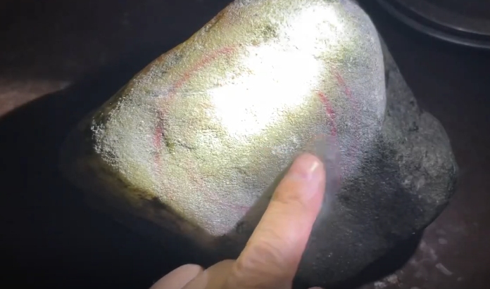 缅甸翡翠原石会卡场口,水翻沙手镯料原石,飘色花沙老沙坚起货亮_哔哩