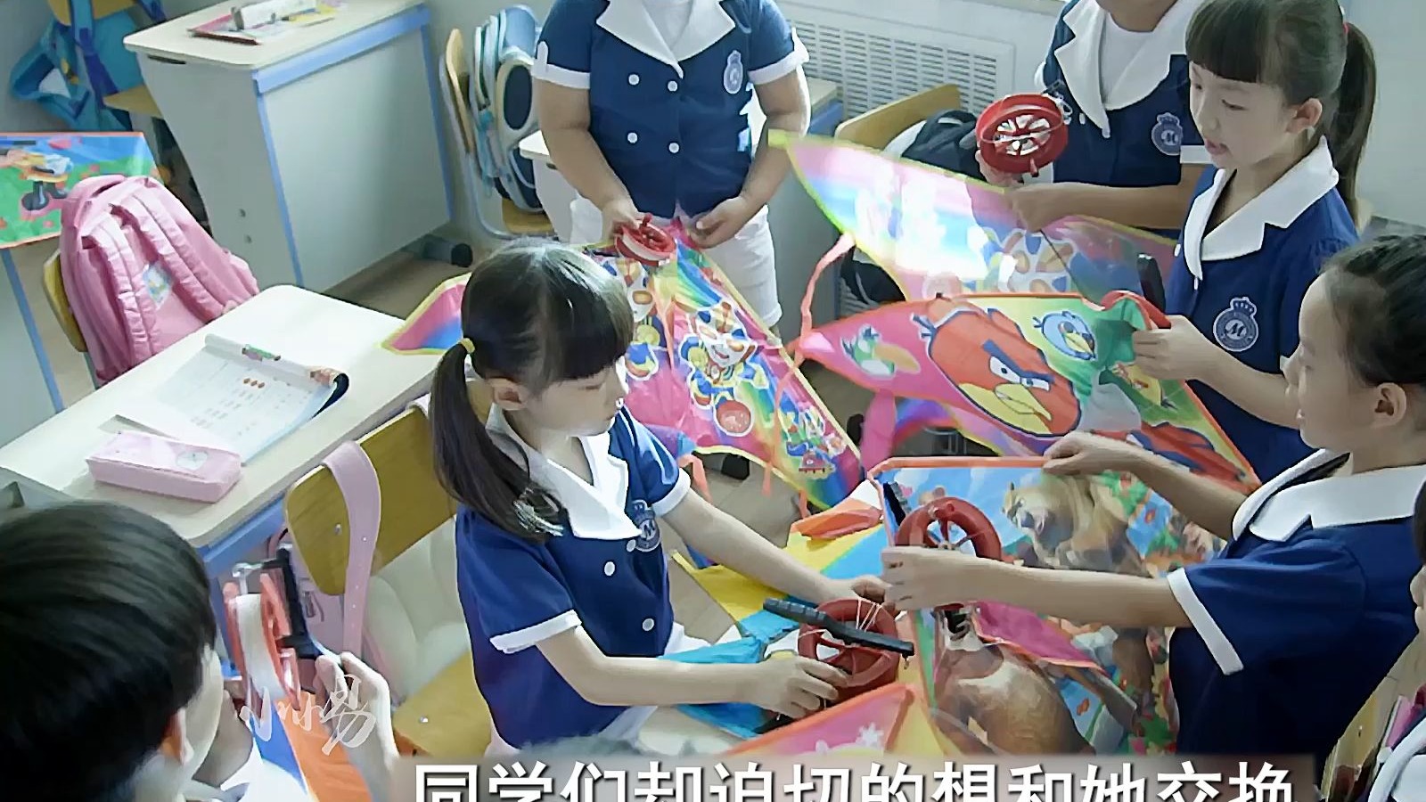 女孩的风筝在比赛拿了最后1名，同学们却抢着要和她交换！
