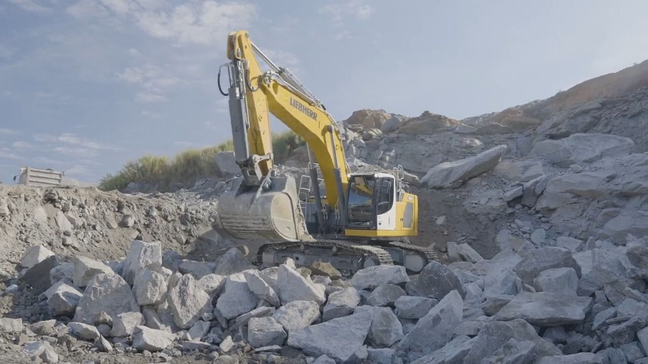 利勃海尔r938挖掘机在欧洲矿山工作