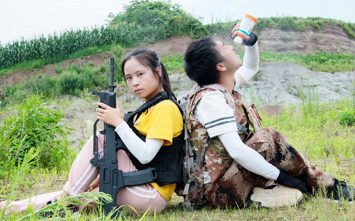 情侣玩家上演生死时速,妹子竟跑毒圈复活男朋友-【圣逗事真人吃鸡】