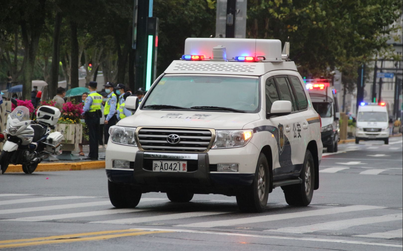 【节日系列】【上海公安】丰田陆巡"动中通"进行国庆安保执勤