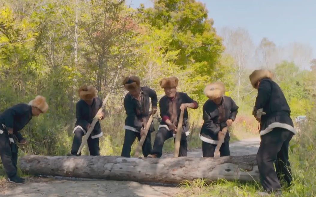 流传在东北长白山茫茫林海的森林号子,是伐木工人抬木头时唱的歌