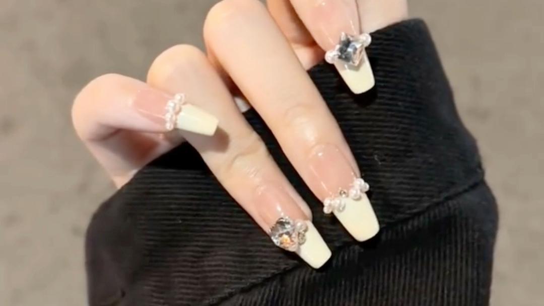 白色法式珍珠美甲