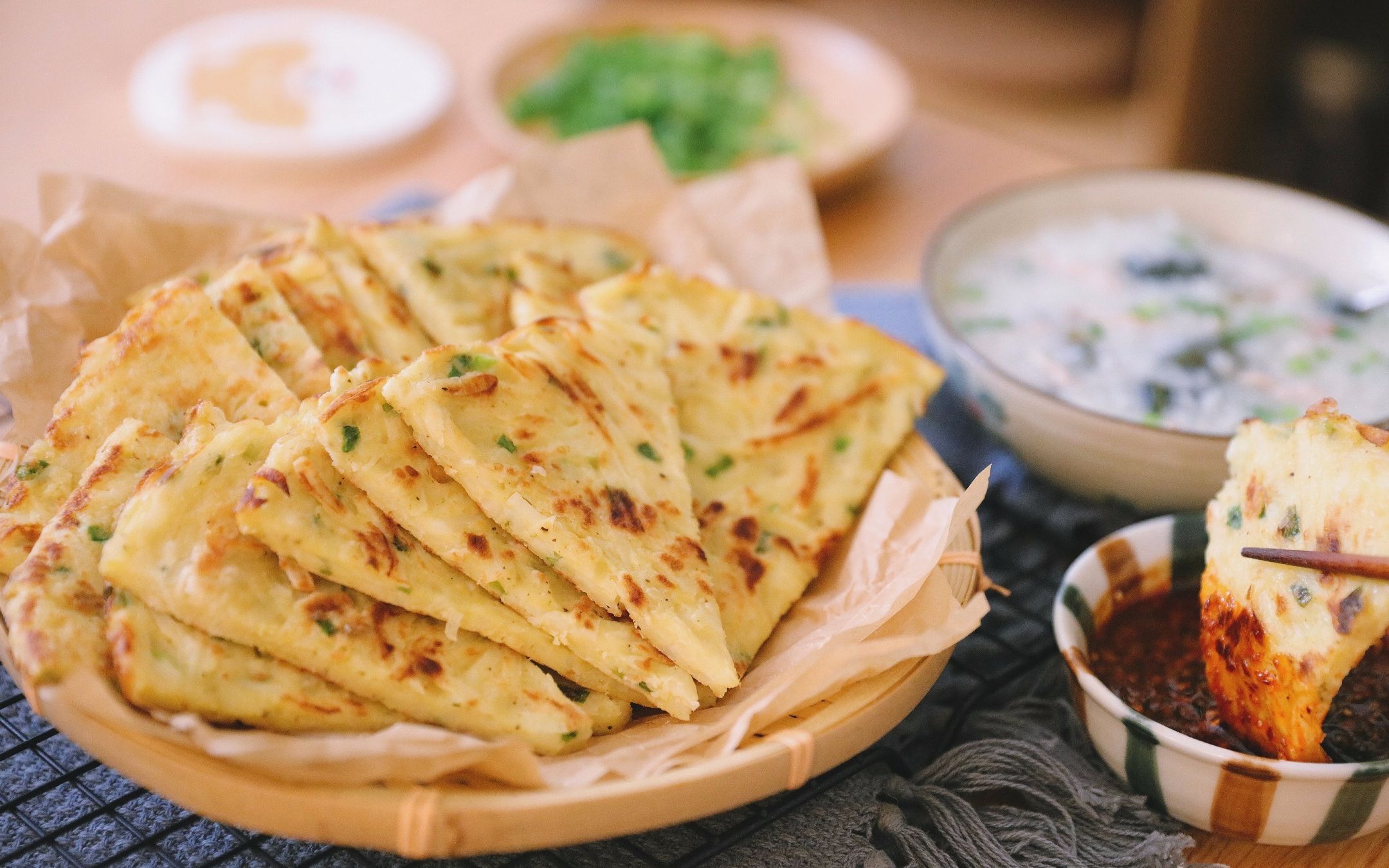 上班族的必备早餐土豆丝饼和快速皮蛋粥让你早上多睡半小时