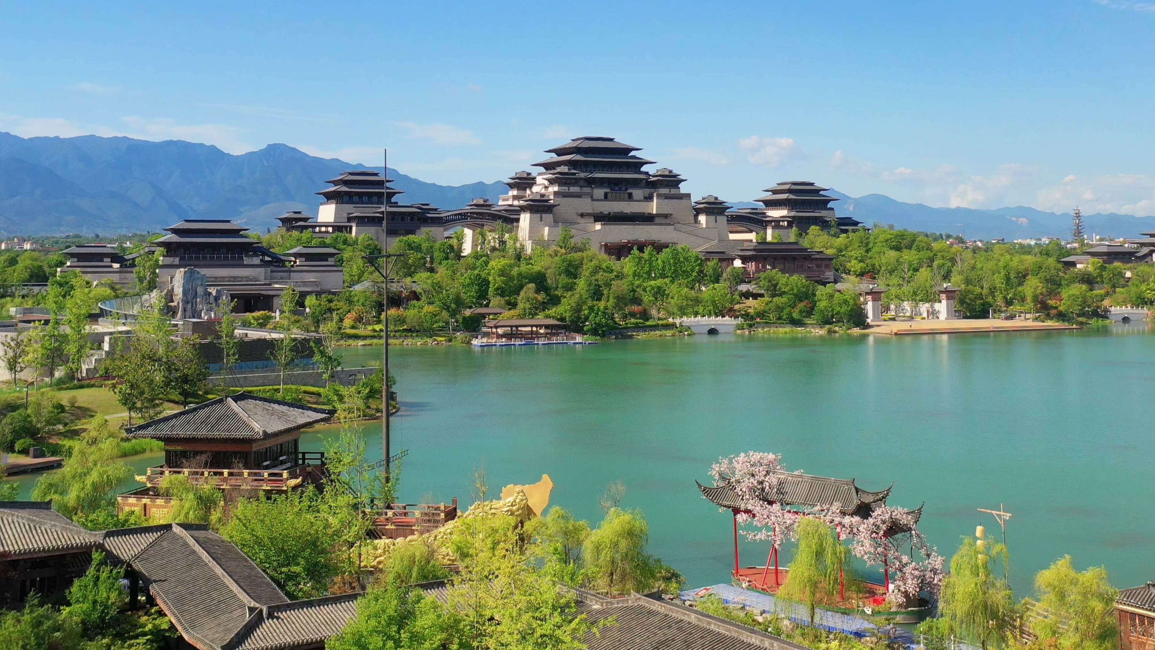 中国人必打卡的东方美学地标！璀璨的「不夜汉宫」——兴汉胜境！白天观汉颂，午间品大汉乐宴，晚上观天汉传奇～