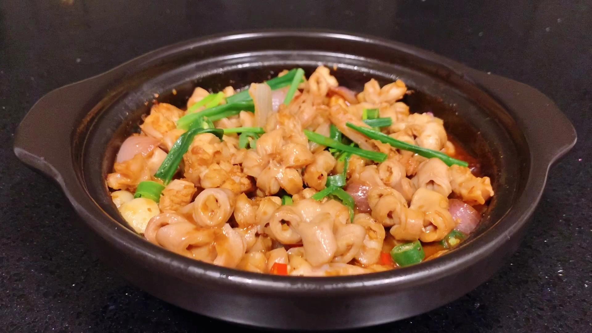 广东特色美食啫啫生肠,口感爽脆,搭配上秘制酱汁超级香