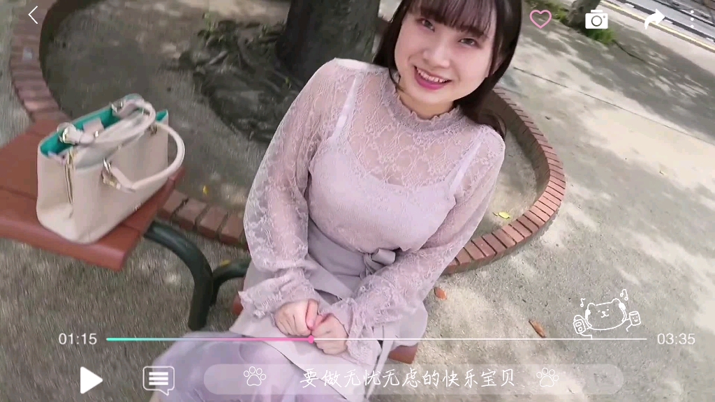 坐在公园椅子上的妹纸哔哩哔哩bilibili