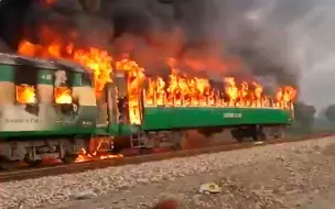 Скачать видео: 【小央看天下】乘客违规使用燃气做饭引爆炸 巴基斯坦火车着火已致60死