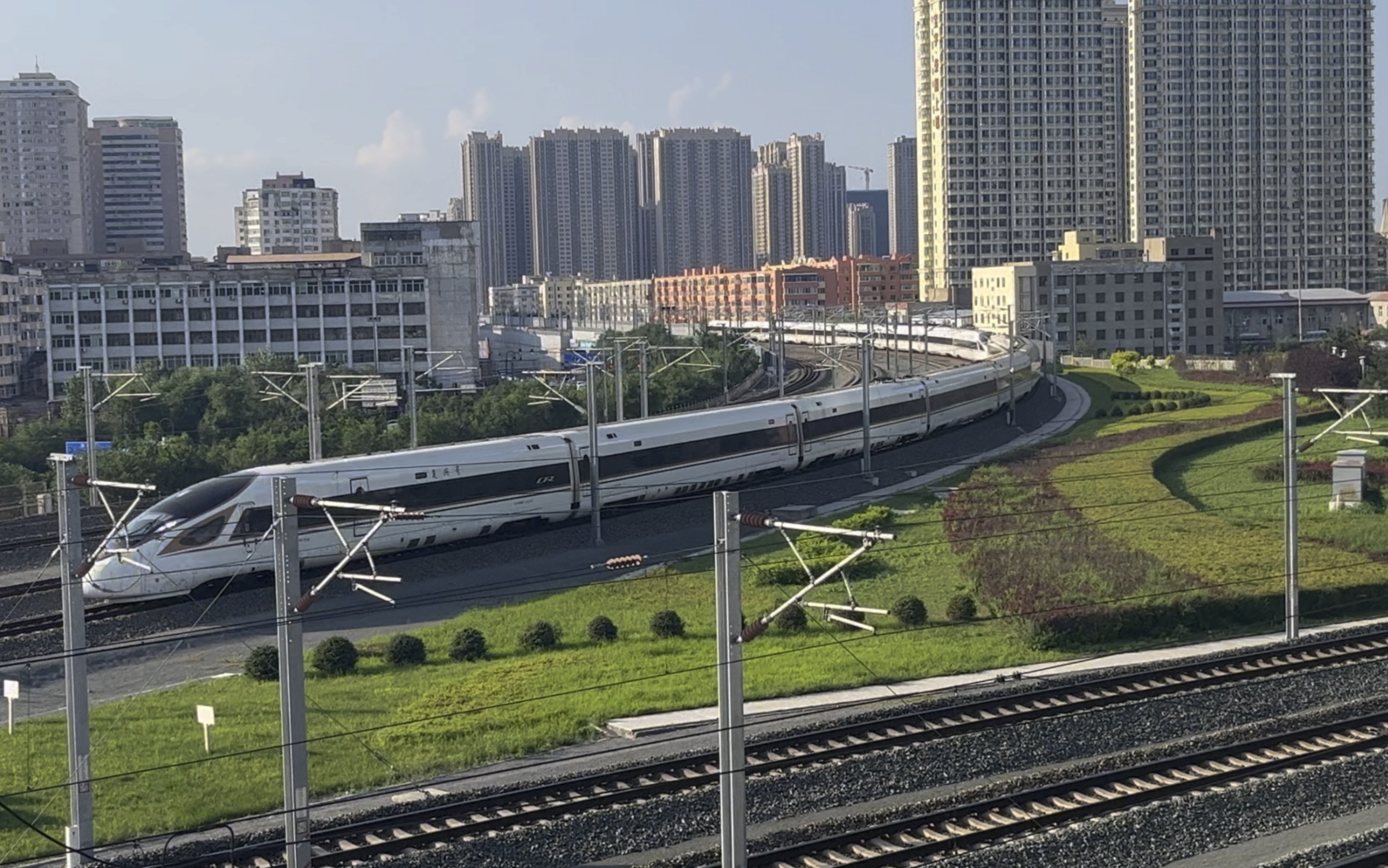 g908次列车进入哈尔滨站(齐齐哈尔南—北京朝阳)4k60帧