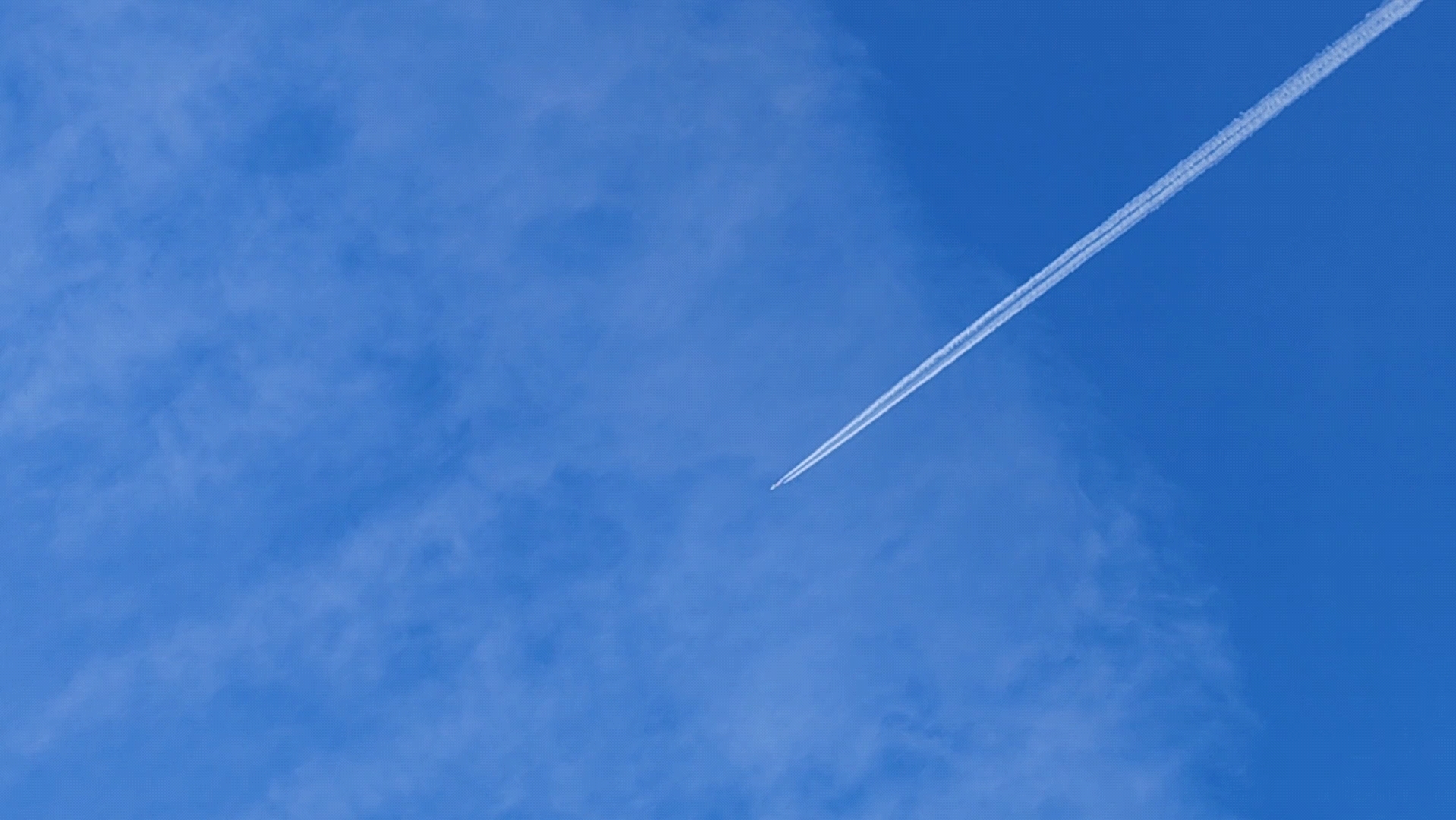 飞机飞过天空,我们好似相遇.