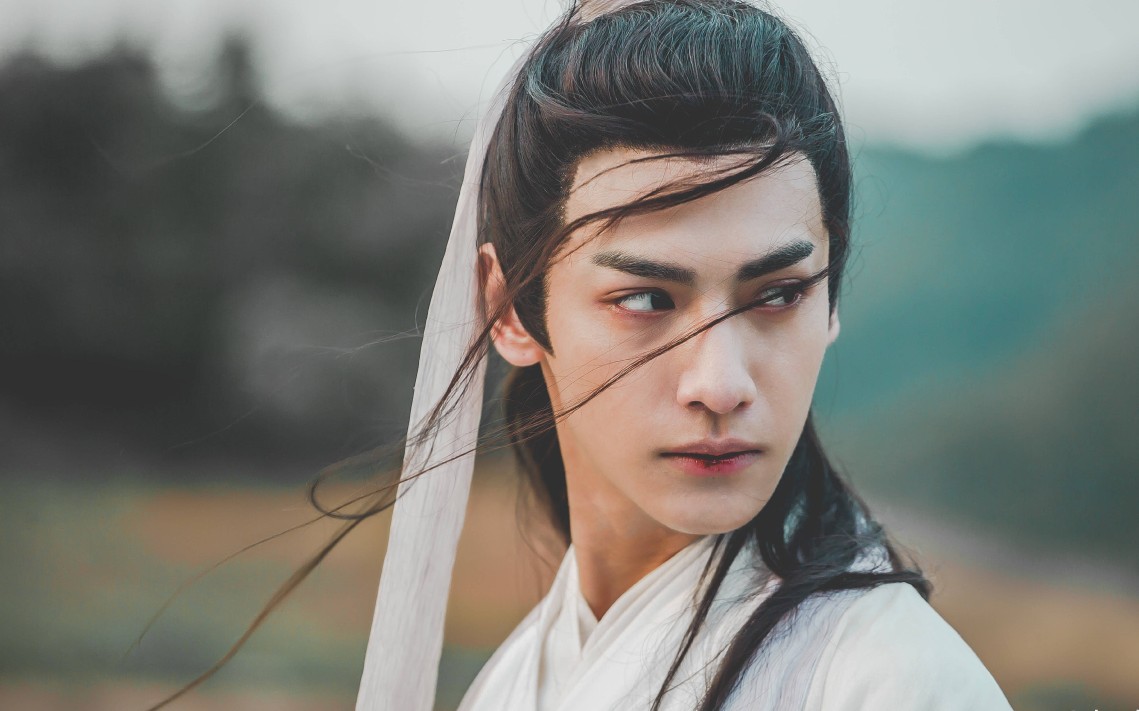 罗云熙润玉转载天帝润玉带美瞳镜头怼脸拍对视高能