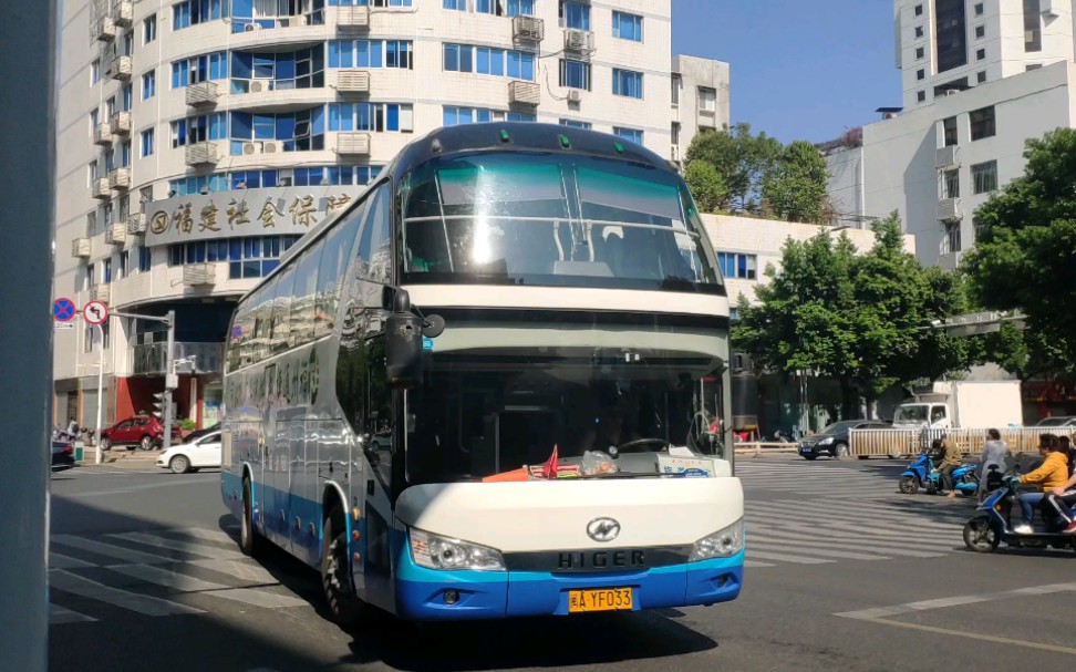 福州通捷旅汽f033號車駛入通湖路
