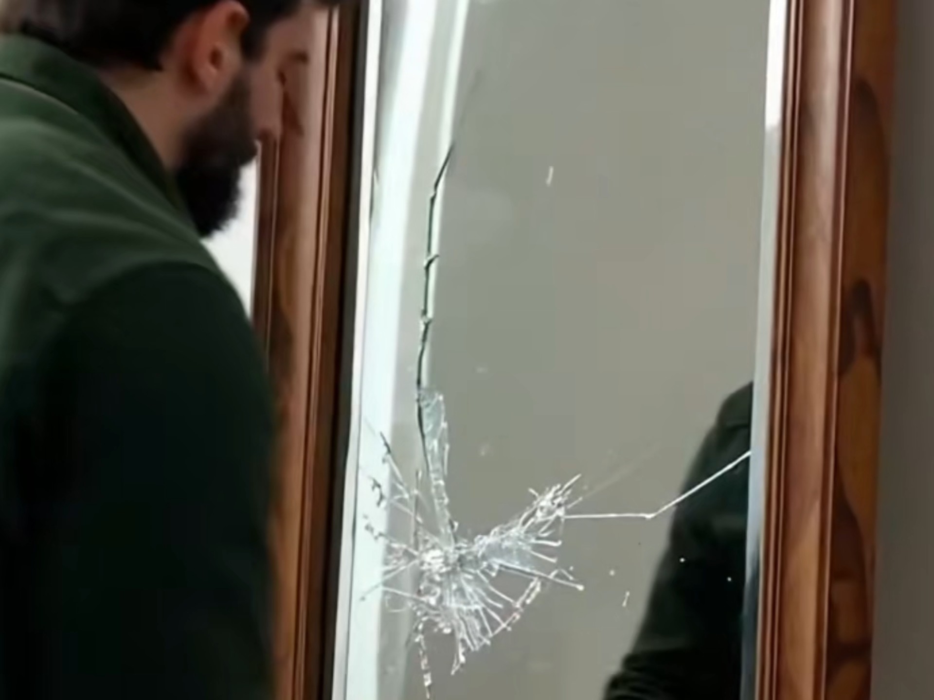 你见过镜子碎裂的样子吗