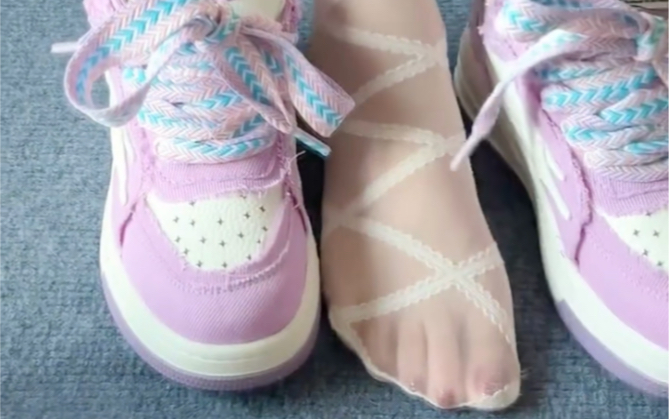 臭脚穿搭分享!白色洛丽塔丝袜试穿,搭配运动鞋,谁顶得住?