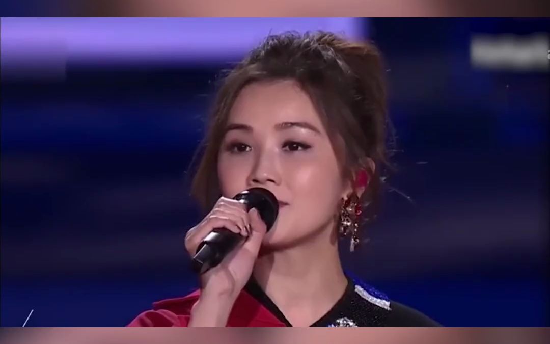 twins 下一站天后《下一站天后》是由黄伟文填词,伍乐城作曲的一首