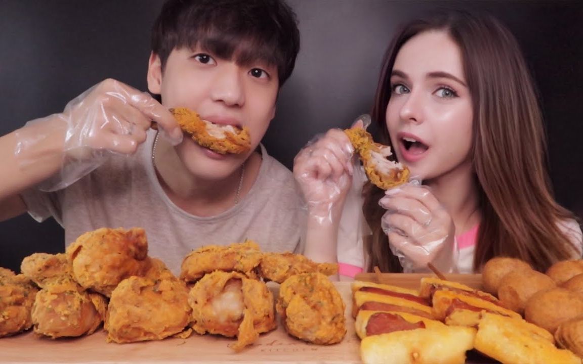 【国际情侣 吃播】情侣吃炸鸡 芝士球 炸串 而咱们却在吃狗粮_哔哩