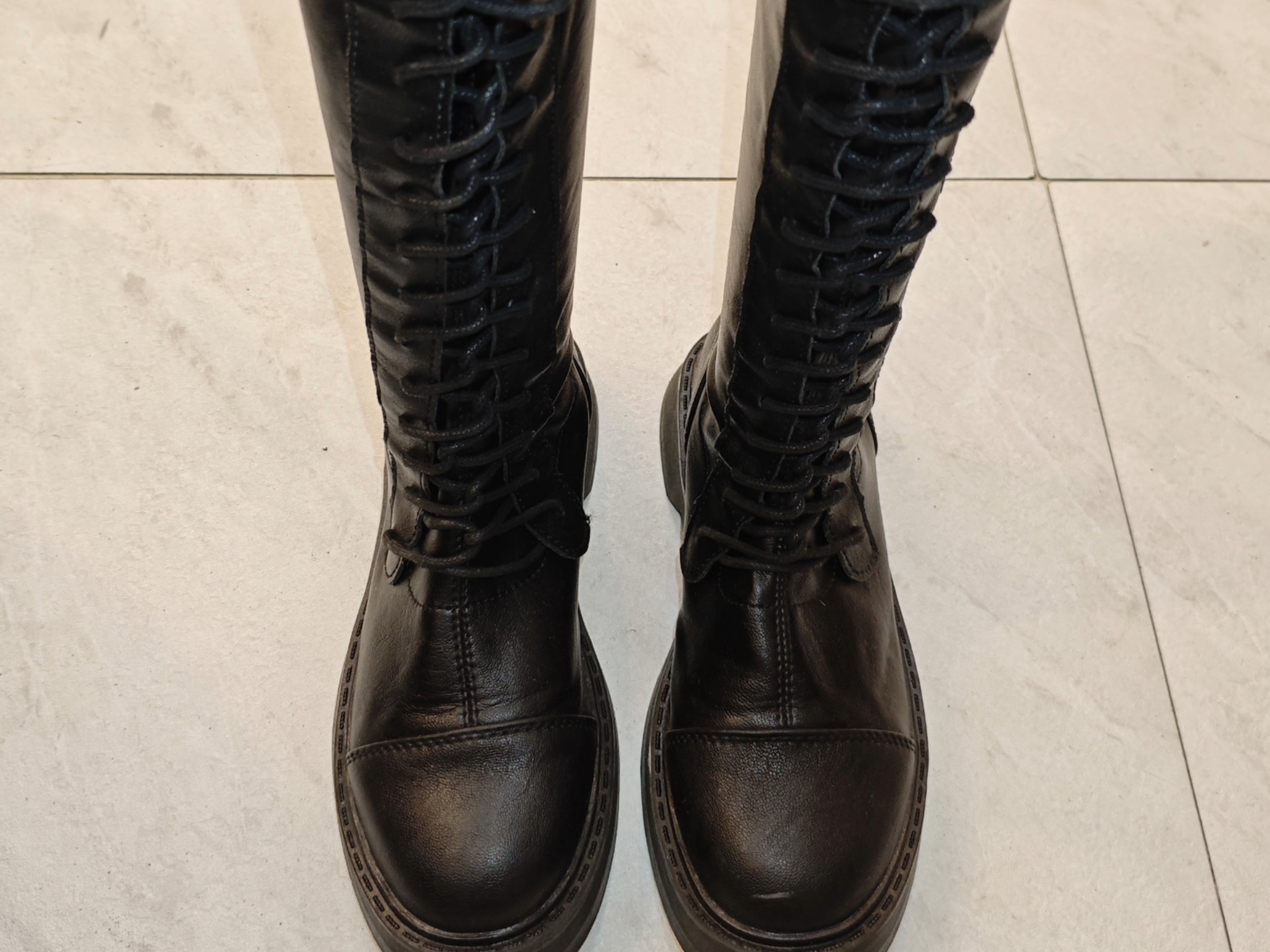 模特小姐姐闲置黑色长皮靴