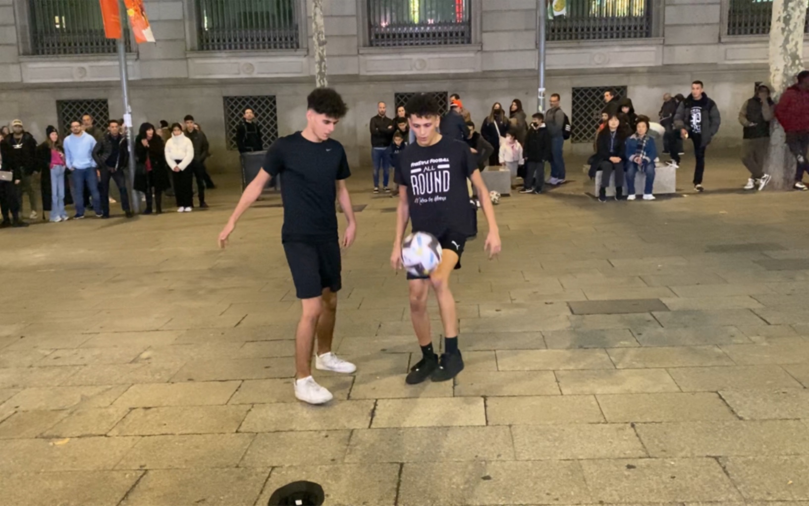 西班牙巴塞罗那街头双人花式足球表演