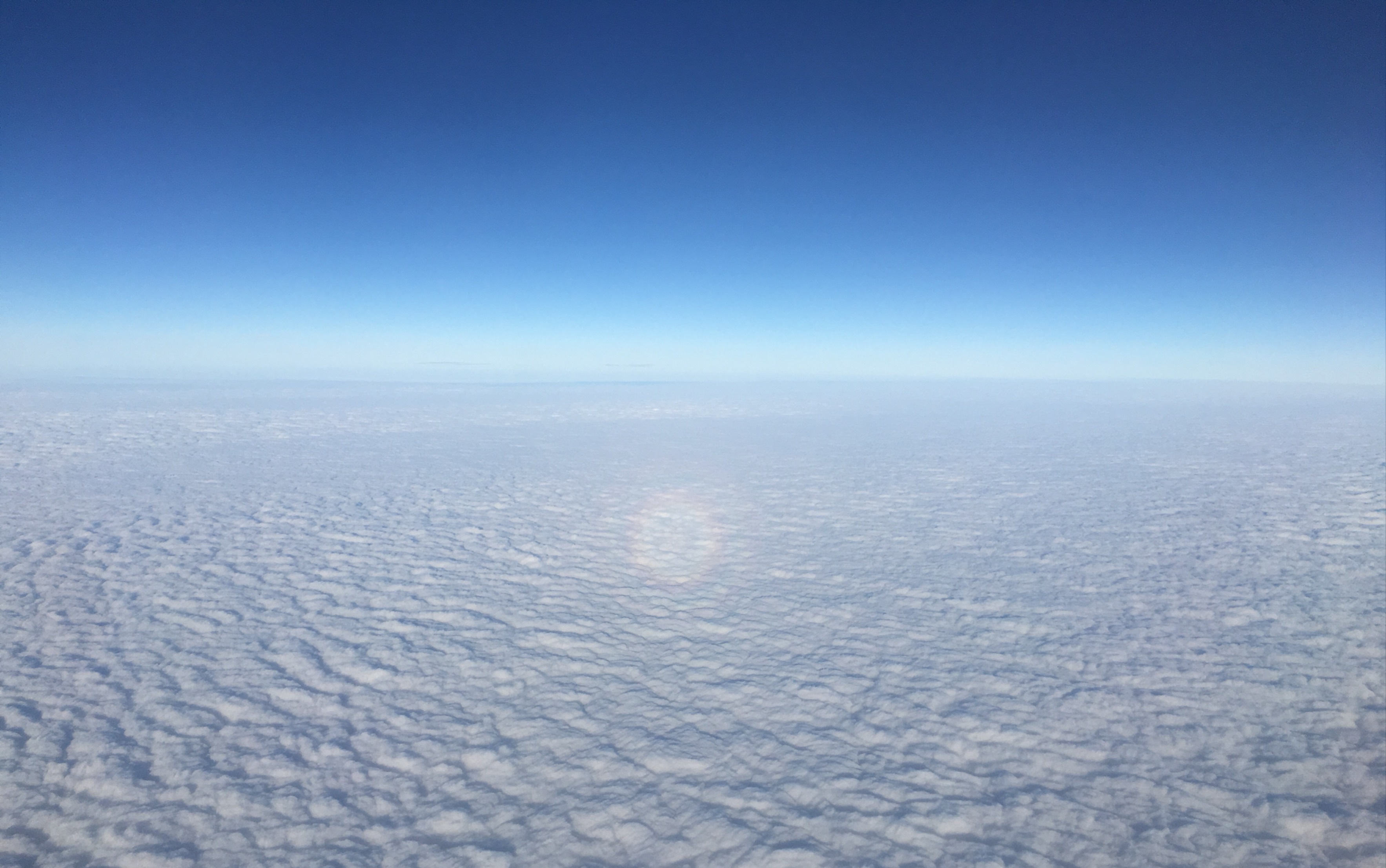 记录一下飞机上看到的小彩虹060206