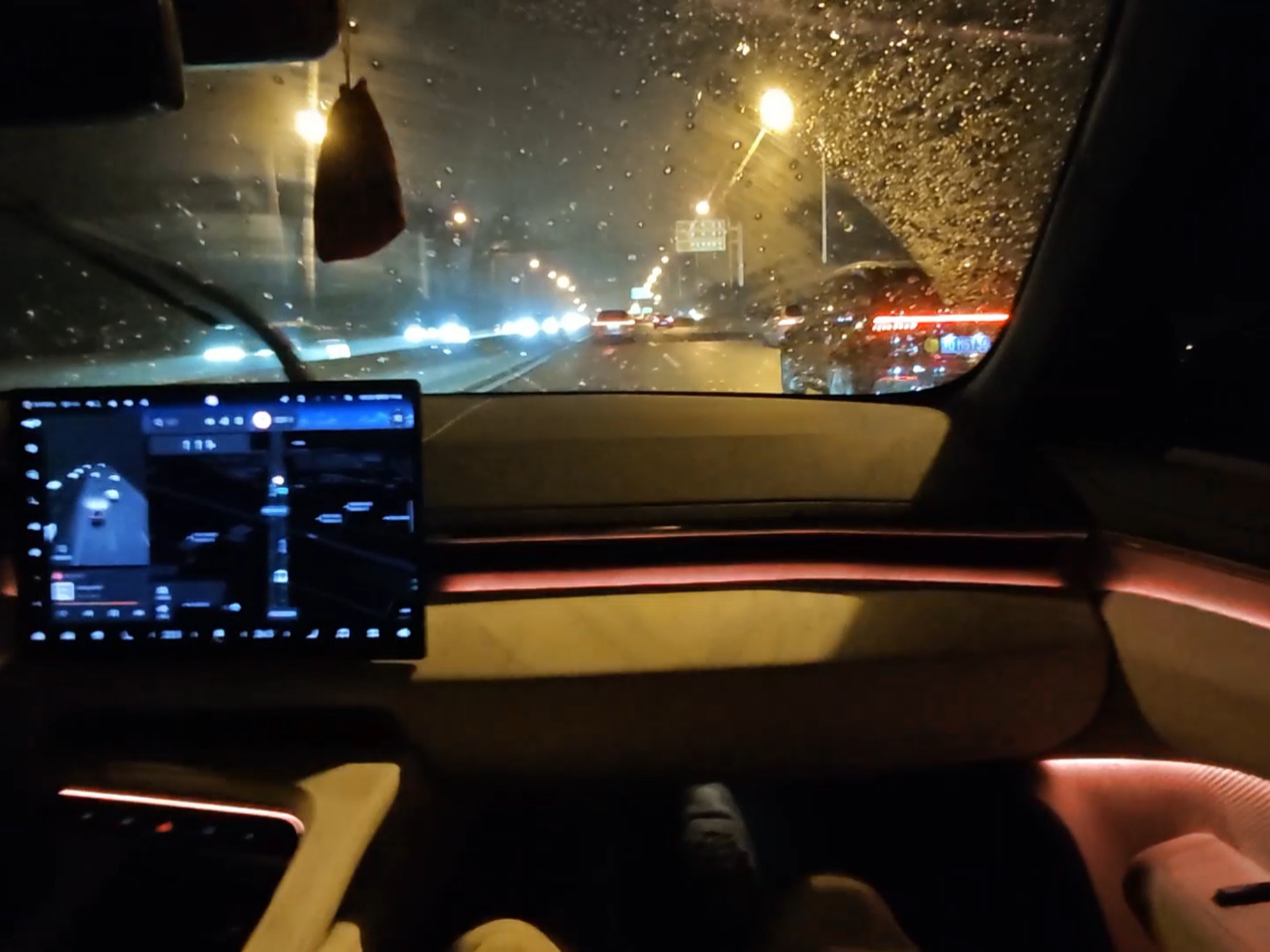 雨夜高架,极氪001副驾第一视角